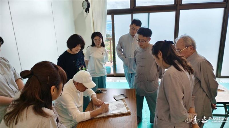 圖說:董克文為學員們示範繪畫技巧。 圖/佛光法水寺提供 002