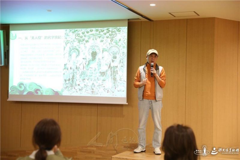 圖說:董克文透過壁畫圖像,解說人物造型與線條色彩之美。 圖/佛光法水寺提供 20261001-japan-004