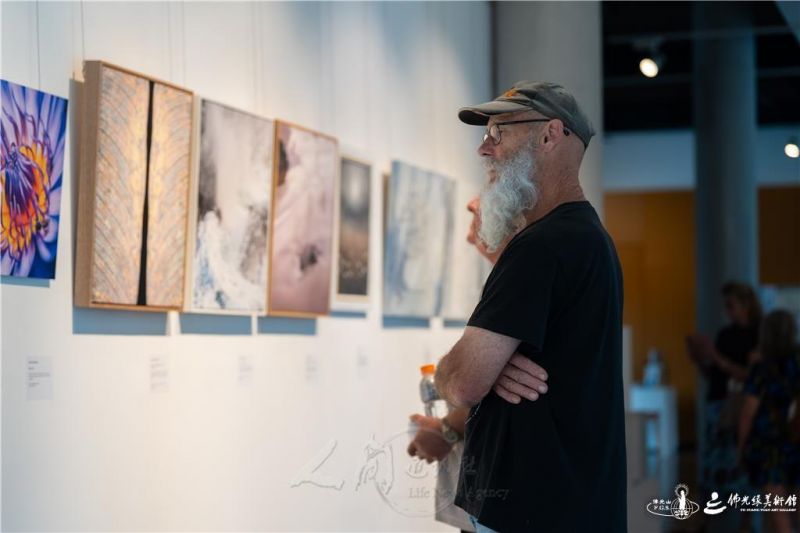 圖說:展覽匯集39位藝術家的92件作品,其中10位為首次參與「社區藝術共創計畫」。 人間社記者Sophie攝 20261012-Nanten-004