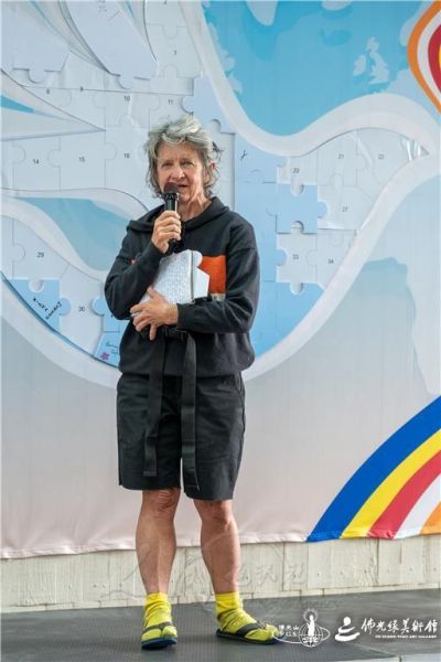 圖說:藝術家代表Deborah Redwood致詞。 人間社記者Lakshitha攝 20261012-Nanten-007