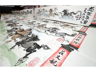 20藝友齊聚東禪寺　共繪300呎馬畫長卷同祝願